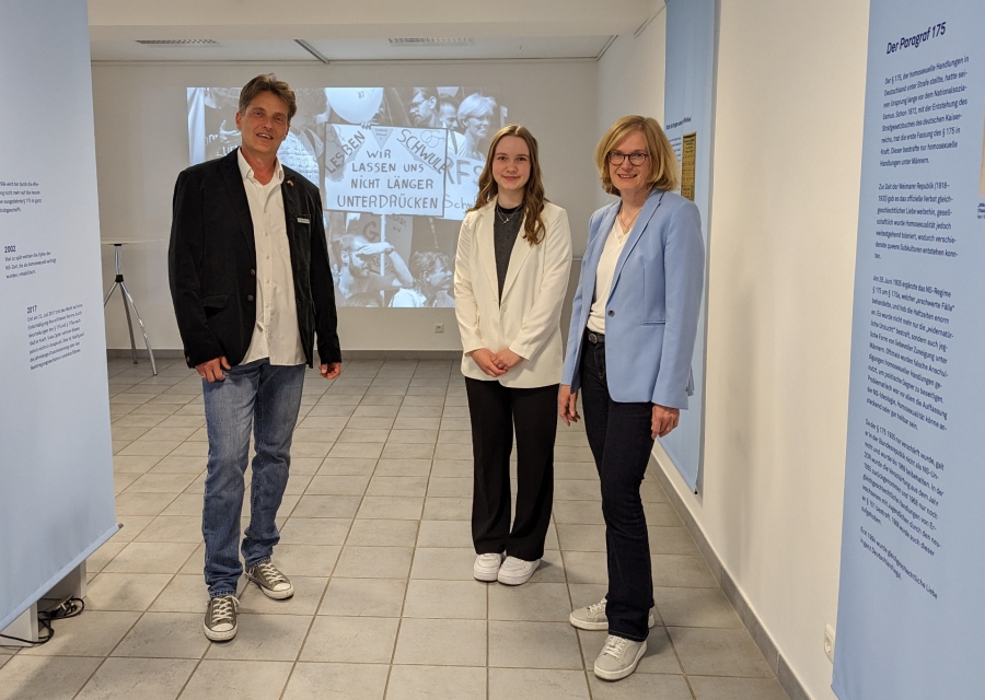Reinhard Fromme (Leitung Museumspädagogik), Inga Horenkamp (Kuratorin, FSJ) und Kirsten John-Stucke (Museumsleiterin) im Rahmen der Eröffnung der Sonderausstellung „Haftgrund: § 175 – vergessene Schicksale des KZ Niederhagen“ (©Kreismuseum Wewelsburg)
